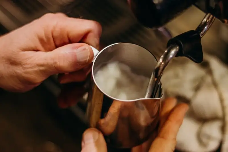 Nguyên lý của kỹ thuật đánh sữa (steam milk)