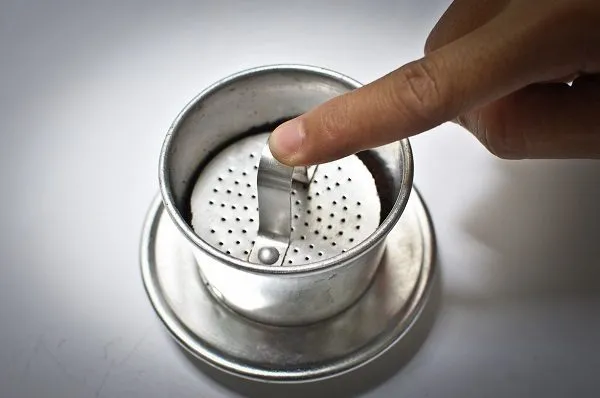 Allintitle:những cách pha cà phê ngon truyền thống bằng phin nhôm và ly thủy tinh