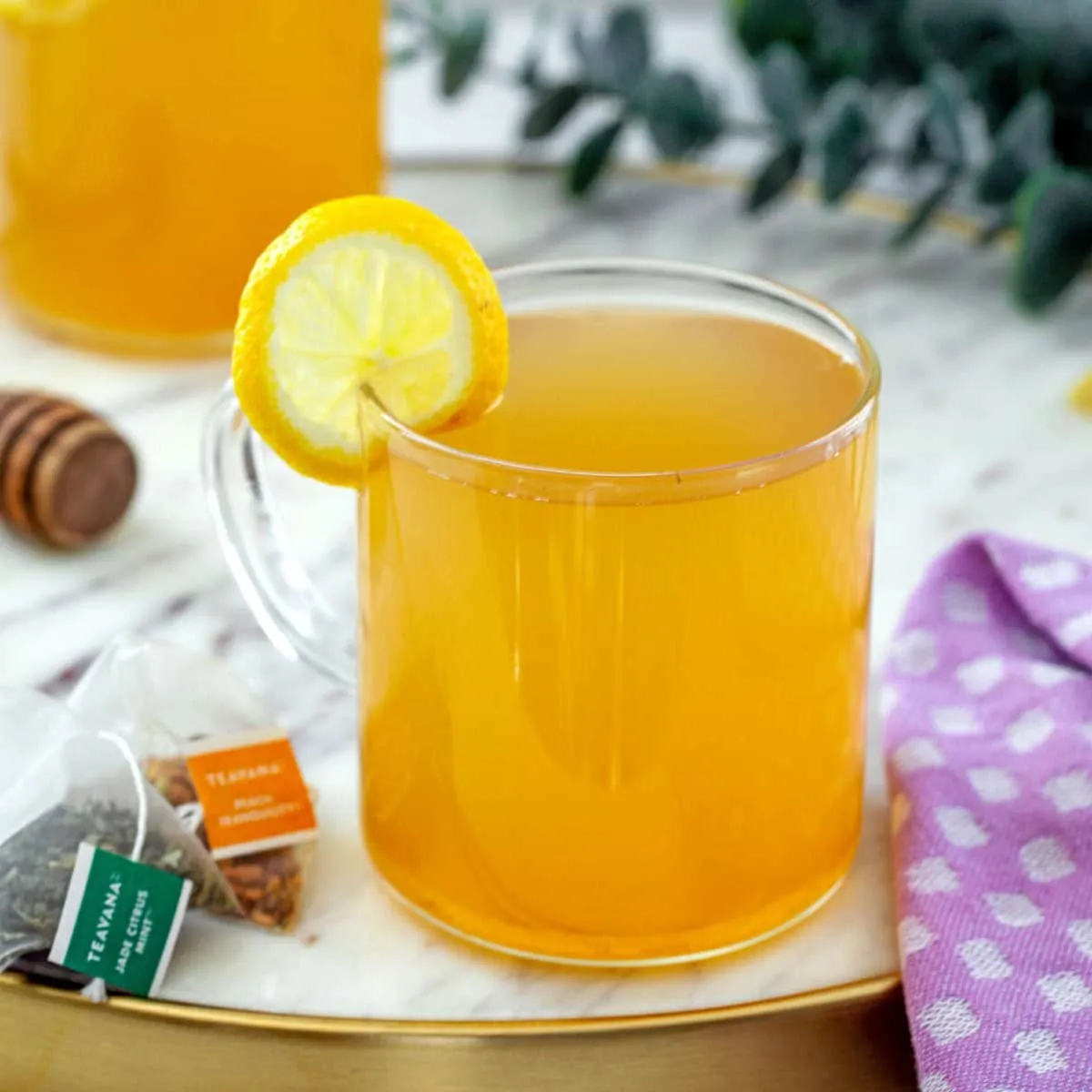 Ảnh cận cảnh một cốc Honey Citrus Mint Tea hoàn chỉnh.