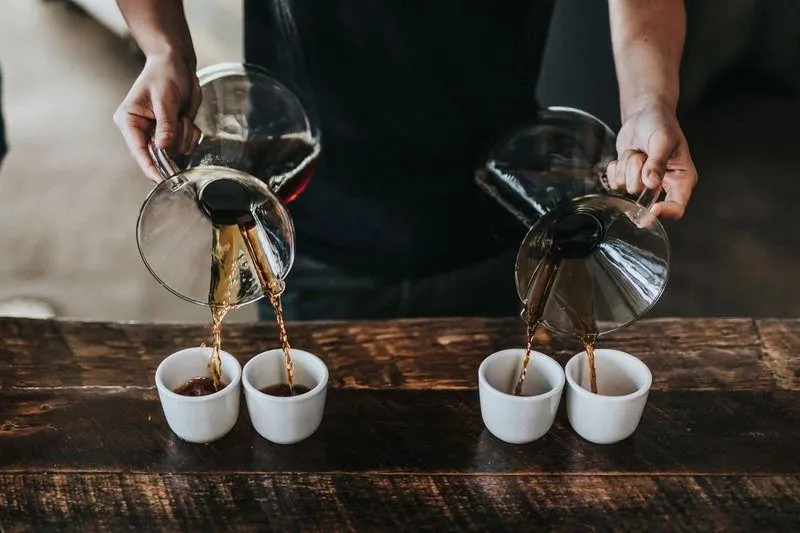 Ảnh chụp một cốc cà phê đen nguyên chất, biểu thị loại cà phê tốt nhất nên uống trước khi tập gym
