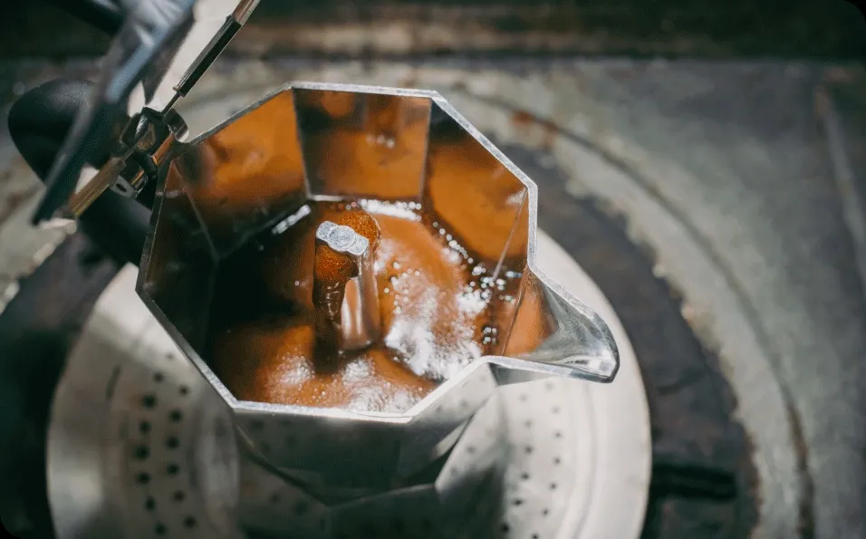 Ảnh minh họa quy trình lắp ấm Moka Pot trước khi đun