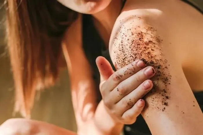 Bã cà phê chứa các chất chống oxy hóa mạnh mẽ, được chứng minh là giúp da săn chắc và cải thiện tình trạng sần vỏ cam tạm thời.