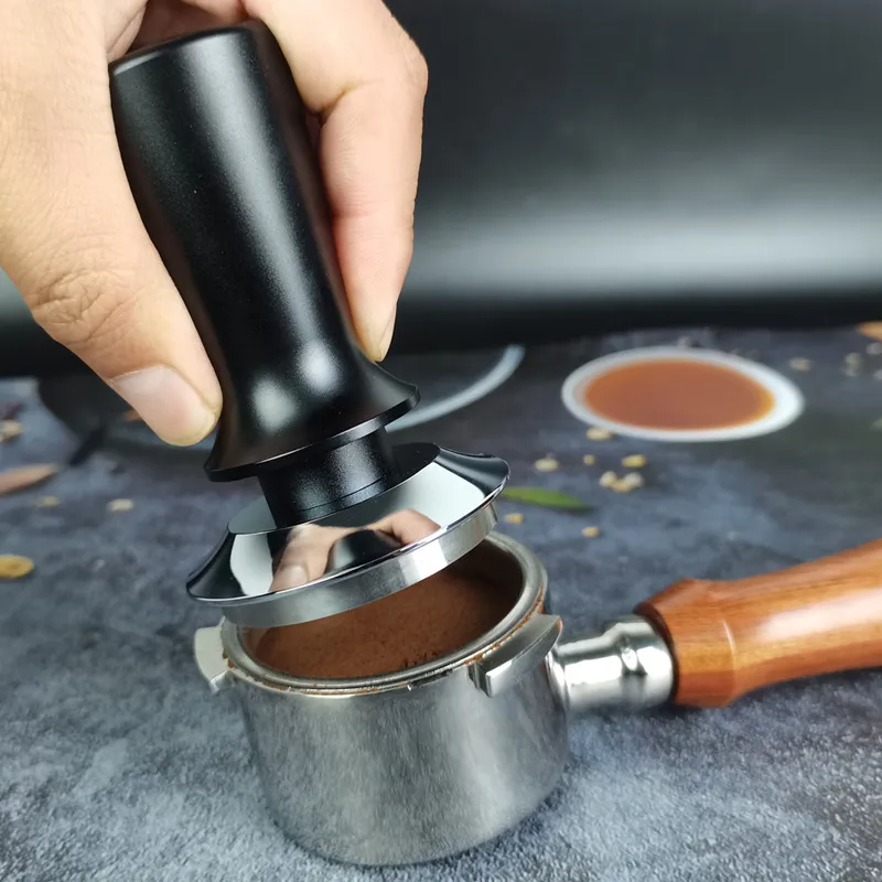 Ba chiếc tamper nén lò xo với các kiểu dáng và màu sắc khác nhau, sẵn sàng để sử dụng