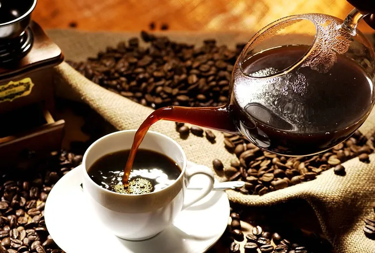 Bác sĩ đang trao đổi với bệnh nhân về ảnh hưởng của thức uống chứa kali và caffeine đối với chức năng lọc của thận