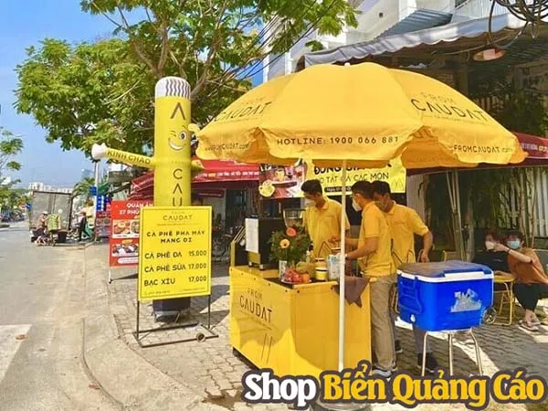 Bảng hiệu cà phê pha máy đơn giản màu đen với chữ trắng, nhấn mạnh sự hiện đại