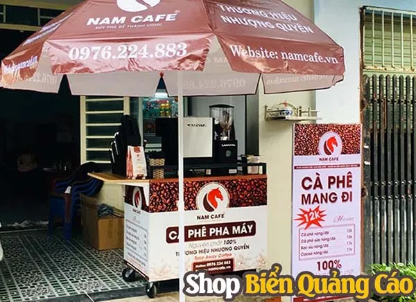 Bảng hiệu cà phê take away màu xanh lá cây đậm với chữ trắng đơn giản