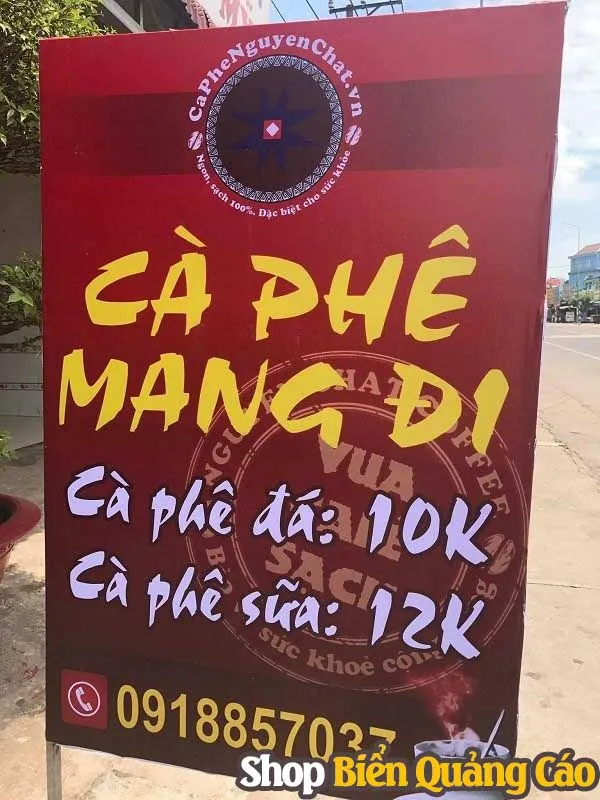 Bảng hiệu cà phê tối giản với font chữ hiện đại và chi tiết máy pha cà phê