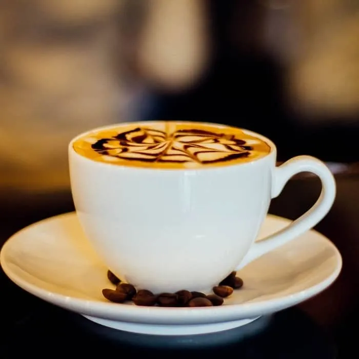 Barista thực hiện cách pha cà phê capuchino tại nhà bằng máy chuyên nghiệp