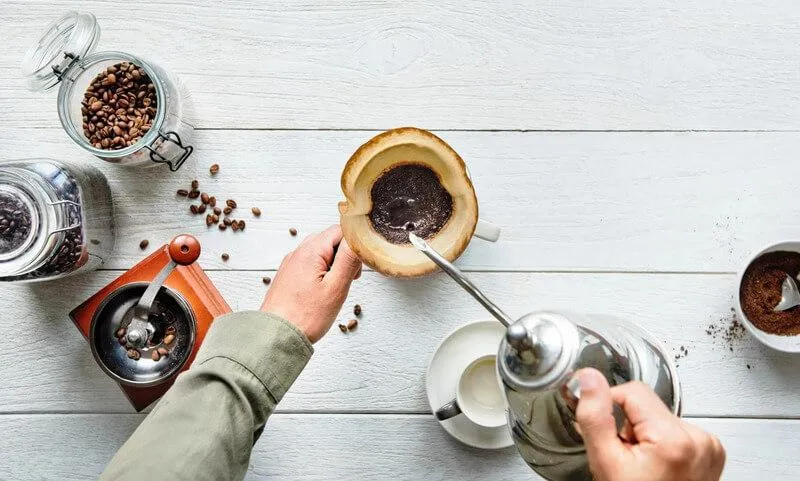 Barista thực hiện kỹ thuật rót nước chậm và đều tay khi hướng dẫn cách làm cà phê vợt