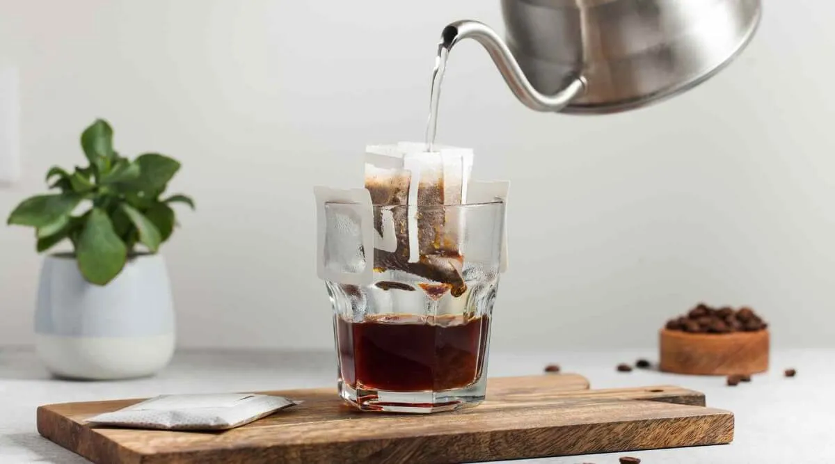 Barista thực hiện kỹ thuật rót nước xoắn ốc khi pha cà phê Drip