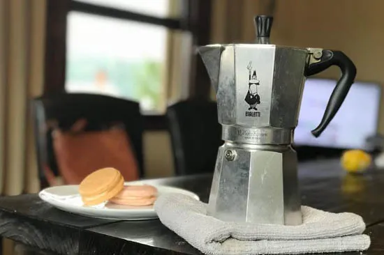 Bình Moka Pot cổ điển đang được sử dụng để pha cà phê trên bếp.