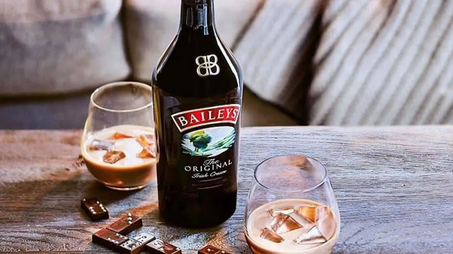 Bộ dụng cụ pha chế chuyên nghiệp và các thành phần chính của cà phê Bailey