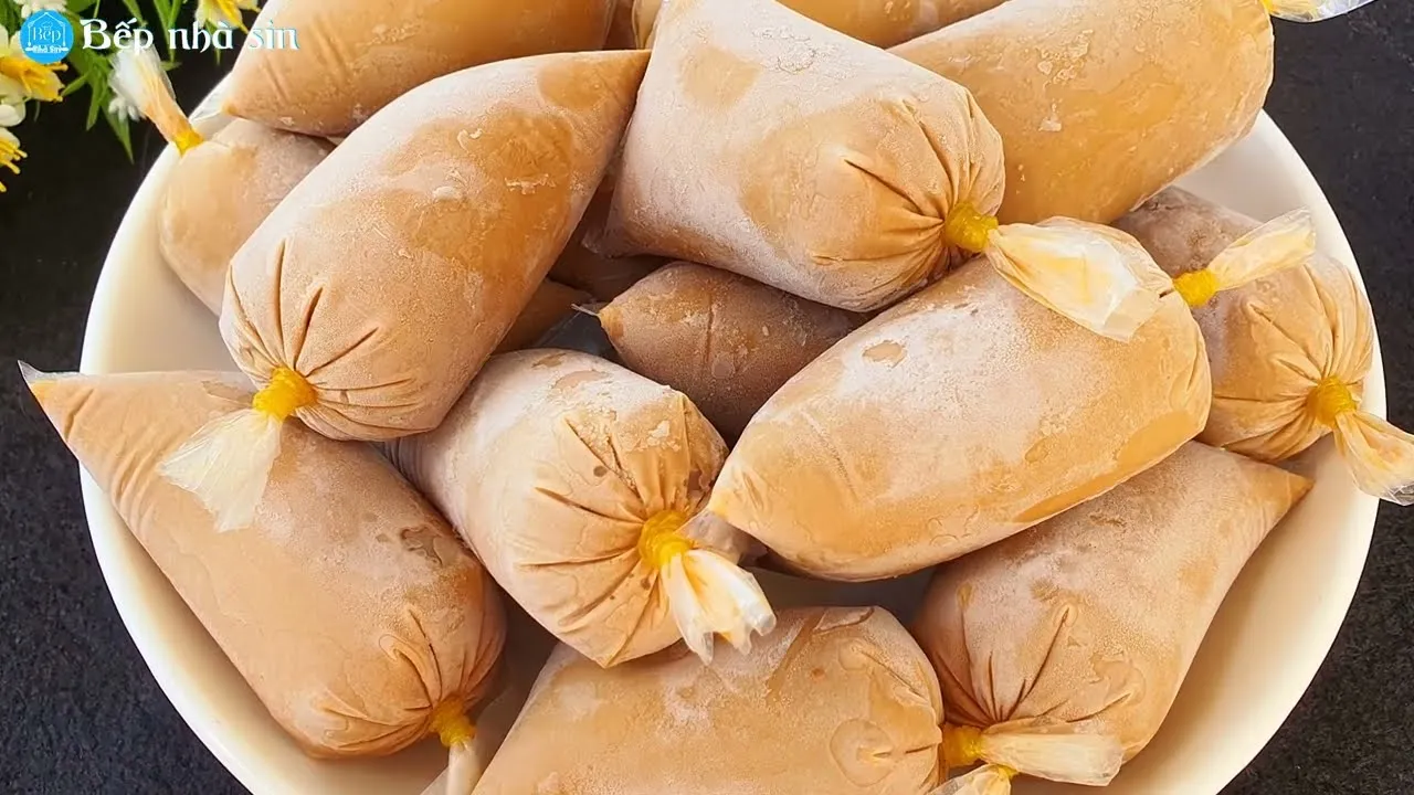 Bộ sưu tập nhiều hương vị cà phê sữa bịch được đóng gói cẩn thận và bày trí bắt mắt với các biến tấu như socola, caramel và trà xanh