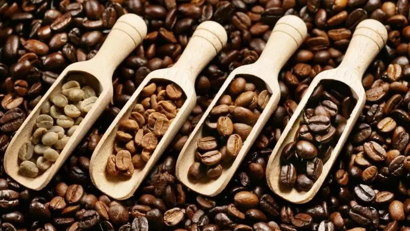 Bốn ly cà phê đã pha chế được đặt trên bàn, mỗi ly thể hiện một công thức phối trộn cà phê khác nhau theo sở thích người dùng