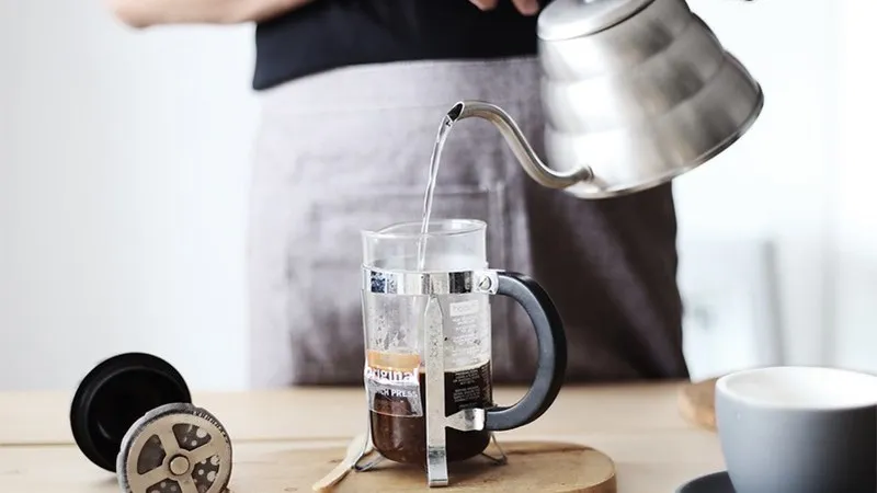 Bong bóng CO2 thoát ra trong quá trình ủ cà phê, dấu hiệu hoàn thành công đoạn blooming