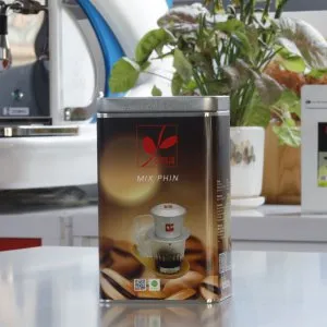 Bột cà phê mix dành cho pha phin được đóng gói trong hộp thiếc, thể hiện tỷ lệ trộn cafe đã được định hình.