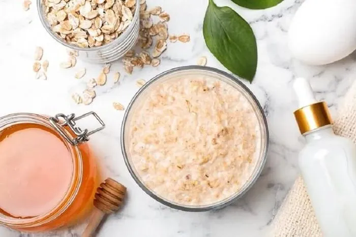 Bột yến mạch chứa các hợp chất saponins giúp làm dịu và làm sạch da nhẹ nhàng, là lựa chọn lý tưởng cho da nhạy cảm.