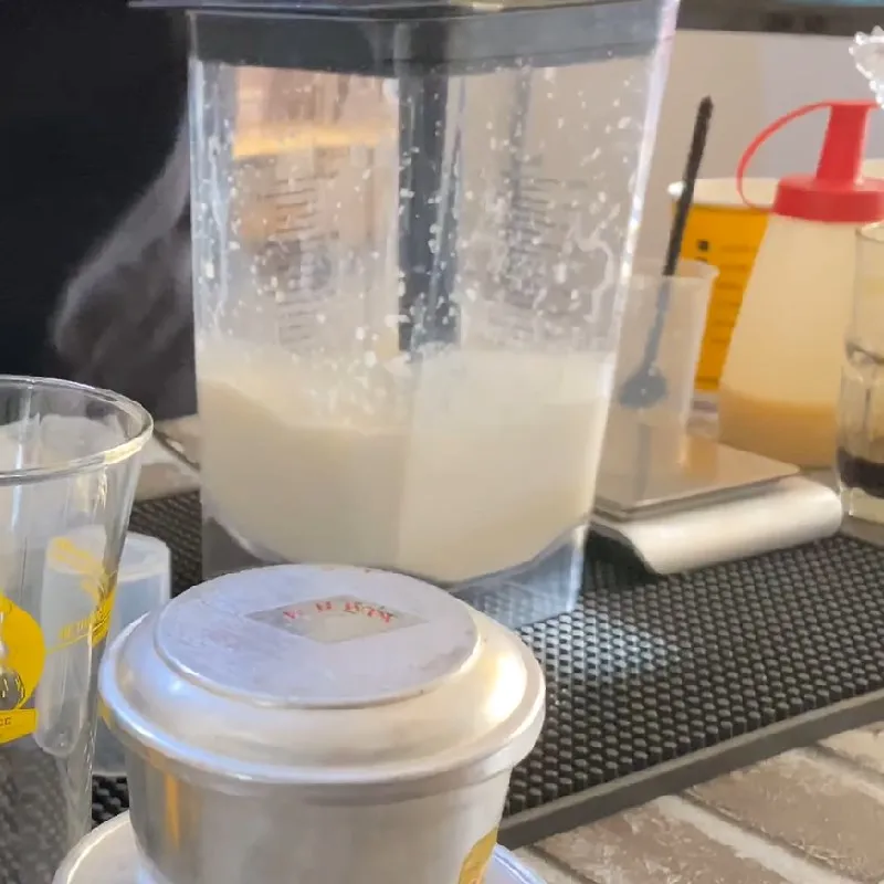 Bước xay hỗn hợp dừa sáp và đá để đạt độ béo mịn theo công thức sinh tố dừa cà phê