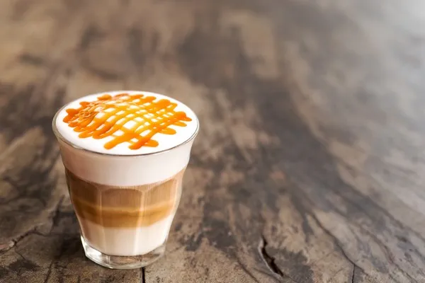 Cà phê Caramel Macchiato  được rưới sốt caramel đẹp mắt