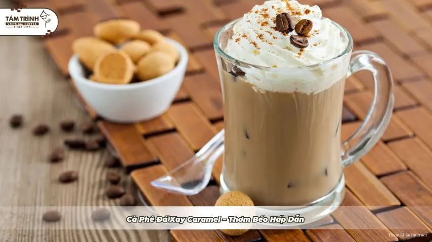 Cà Phê Đá Xay Caramel được trang trí bằng kem tươi và sốt caramel béo ngậy