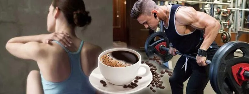 Cà phê đen và quả tạ trên nền gỗ, tượng trưng cho lợi ích của việc uống cà phê trước buổi tập gym