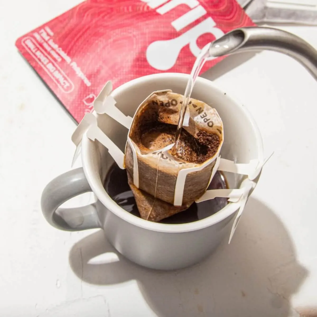 Cà phê Drip đang được pha chế chuyên nghiệp trên bàn làm việc