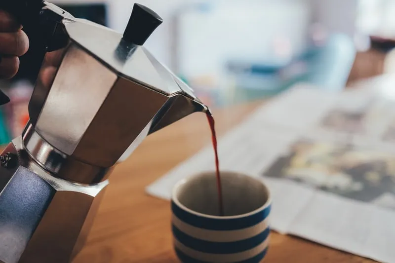 Cà phê được pha bằng cách đun sôi trong ấm Moka Pot trên bếp nhỏ