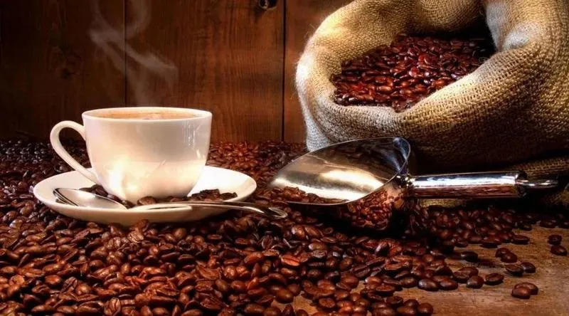 Cà phê hạt đã được tẩm ướp đang trong quá trình rang xay chuyên nghiệp