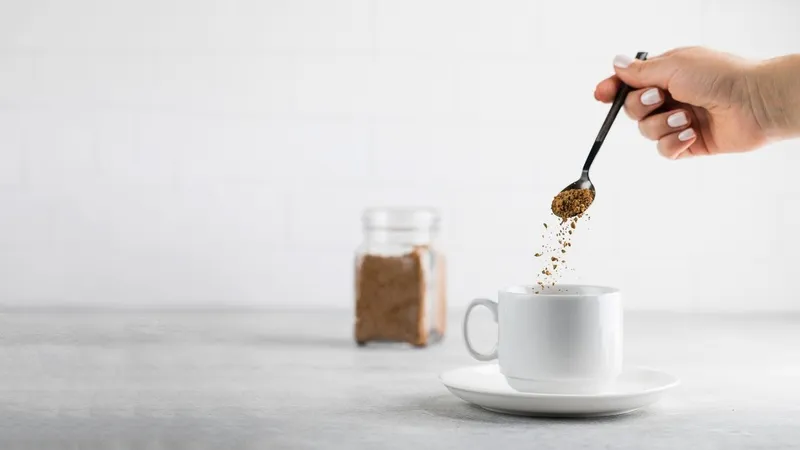 Cà phê hòa tan được nhiều người ưa chuộng vì sự tiện lợi và hương vị thơm ngon