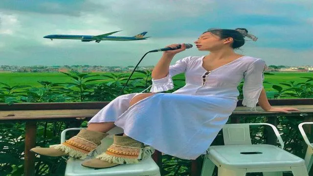 Cà phê ngắm máy bay quang trung - Không gian xanh mát tại Phen's Coffee