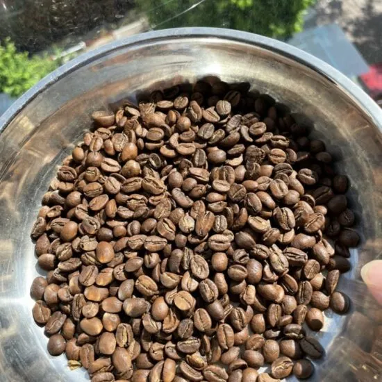 Cà phê rang xay nguyên chất với các màu sắc khác nhau biểu thị mức độ rang và tỷ lệ trộn cafe.
