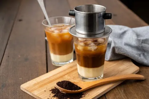 Cà phê sữa đá là thức uống được tạo nên từ sự hòa quyện tuyệt vời của cà phê đen và sữa đặc béo ngậy.
