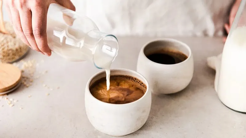 Cà phê sữa hoặc cà phê đen không nên thay thế bữa ăn chính, đặc biệt là bữa sáng