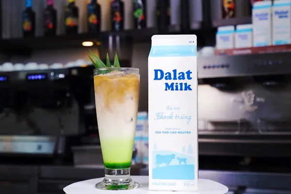 Cà phê sữa tươi lá dứa tạo phân tầng đẹp mắt với màu xanh tự nhiên của lá dứa