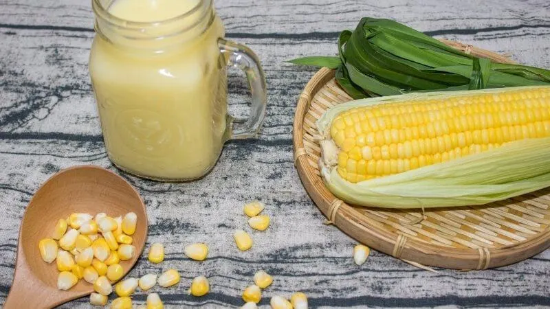 Cà phê, sữa tươi, sữa đặc và bắp tươi là nguyên liệu cần thiết cho công thức Cà Phê Bắp Sáng Tạo