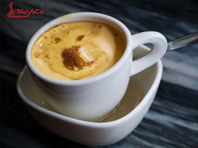 Cà phê trứng là món đặc sản sáng tạo của người Hà Nội, nổi bật với sự kết hợp hoàn hảo giữa vị đắng của cà phê và lớp kem trứng béo ngậy.