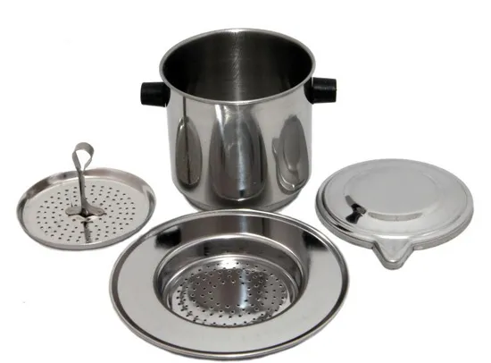 Các bộ phận của chiếc phin pha cà phê bao gồm thân, nắp gài, lưới lọc đáy và nắp đậy ngoài
