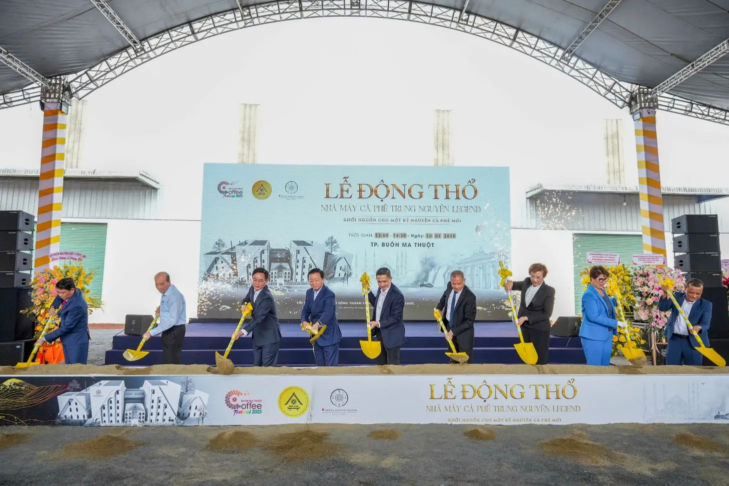 Các đại biểu thực hiện nghi thức động thổ Nhà máy cà phê năng lượng Trung Nguyên Legend, nhà máy cà phê lớn nhất Đông Nam Á