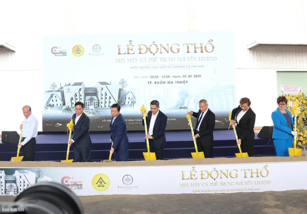 Các đại biểu thực hiện nghi thức động thổ nhà máy sản xuất cà phê lớn nhất Đông Nam Á tại Cụm công nghiệp Tân An 2