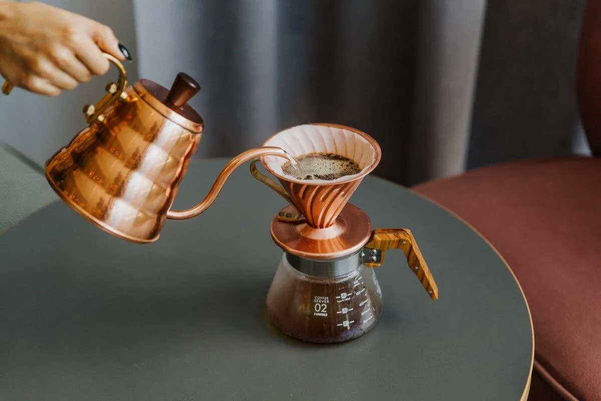 Các dụng cụ cần thiết cho cách pha cà phê drip chuẩn mực bao gồm phễu và ấm rót