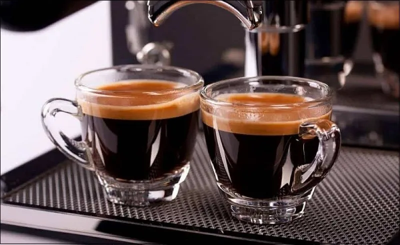 Cách làm cà phê Espresso bằng máy chuyên dụng với áp suất cao
