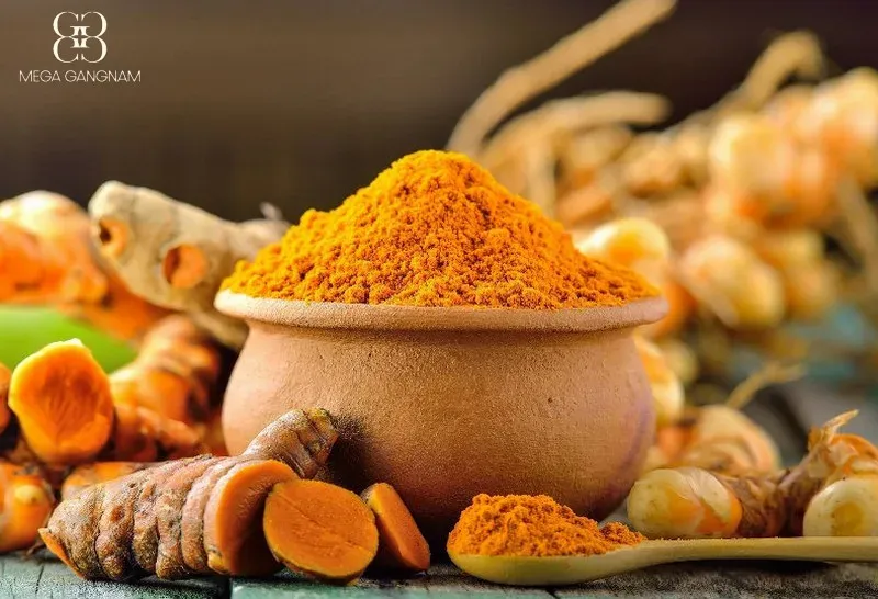 Cách làm mặt nạ từ bã cà phê và tinh bột nghệ dưỡng da kháng viêm hiệu quả