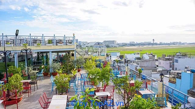 Cafe sân thượng N.111 là điểm hẹn cực kỳ thú vị cho những ai thích săn hoàng hôn và ngắm trọn vẹn những chiếc máy bay khổng lồ