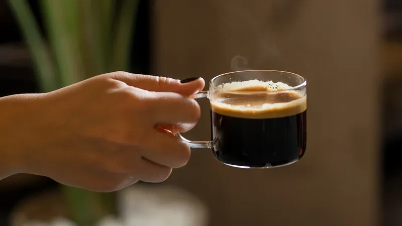 Caffeine trong cà phê có khả năng tăng tốc độ đốt cháy chất béo của cơ thể lên đến 10%