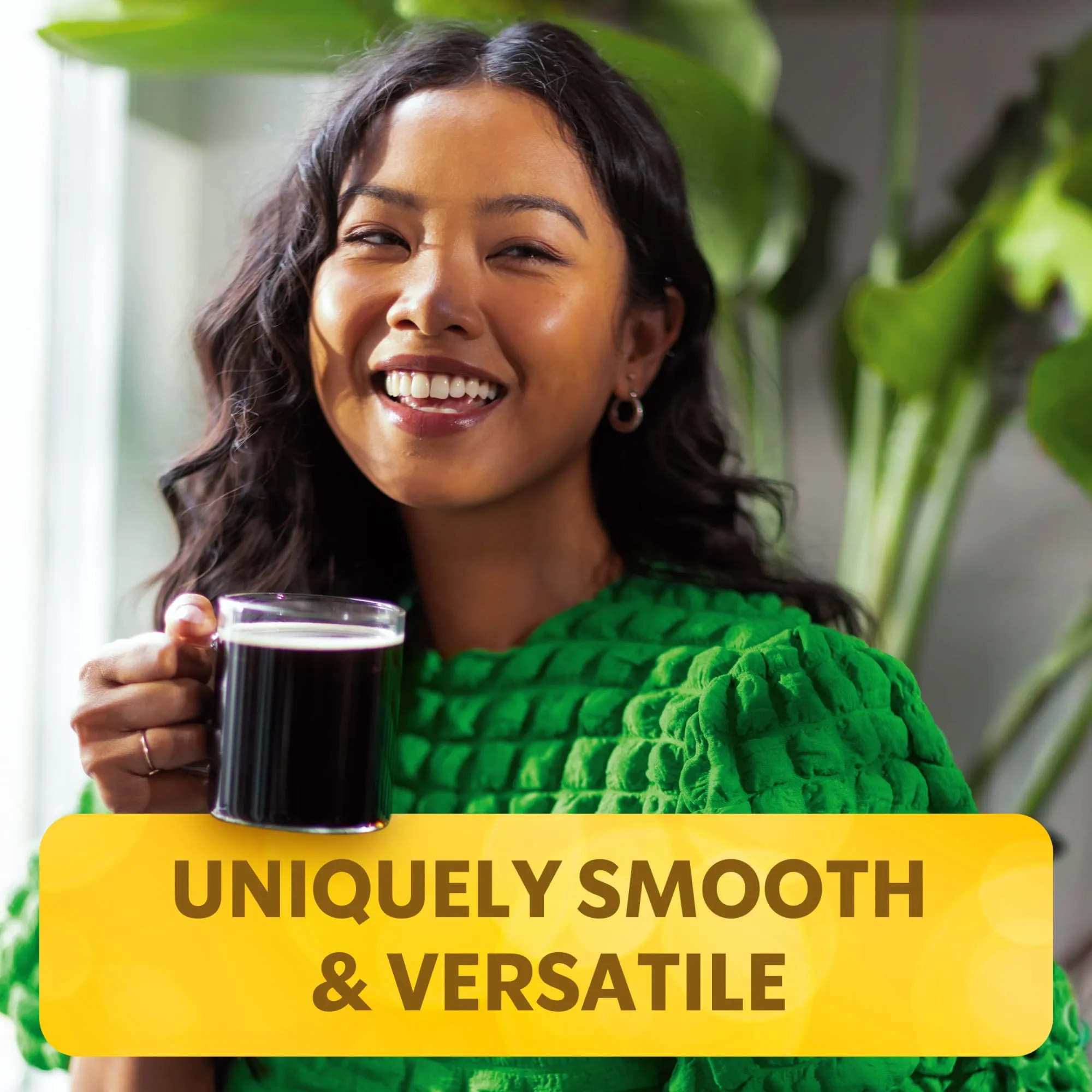 Cận cảnh bột cà phê rang xay starbucks Sunsera Blend sau khi mở túi, cho thấy độ mịn và màu sắc đặc trưng của Blonde Roast