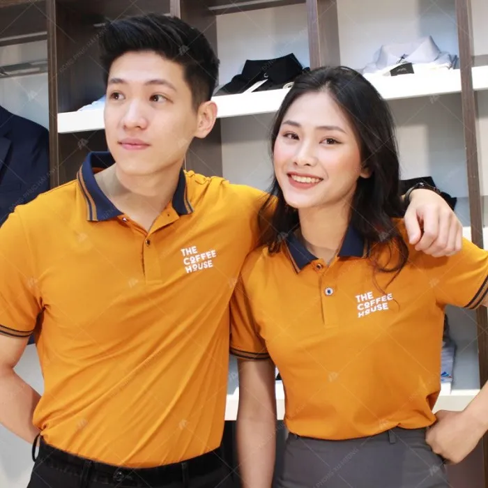 Cận cảnh đồng phục nhân viên The Coffee House màu vàng nghệ