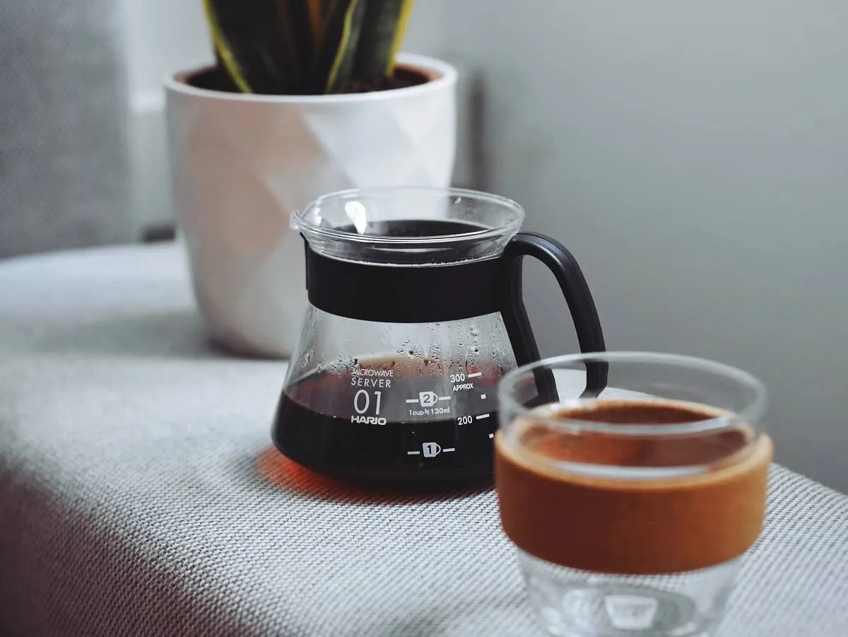 Cận cảnh một cốc Cold Brew hoặc Americano, đại diện cho hình thức cà phê đen không đường lý tưởng cho IF