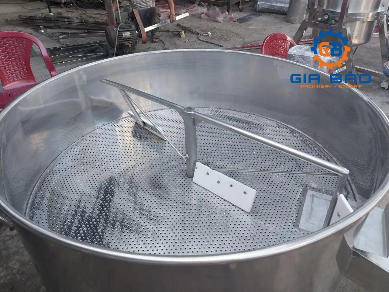 Cận cảnh motor và hệ thống quạt hút của máy làm bồn cà phê công nghiệp