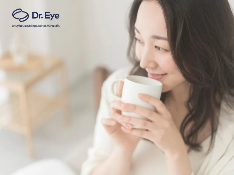 Cận cảnh nếp mí mắt đang trong quá trình hồi phục cho thấy vết thương đã đóng vảy