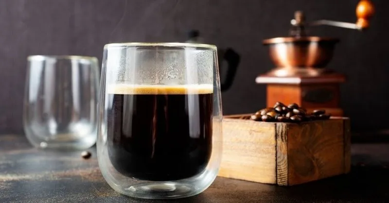 Cận cảnh quá trình chiết xuất Espresso từ máy pha, đây là bước đầu tiên và quan trọng nhất để tạo nên cà phê Americano